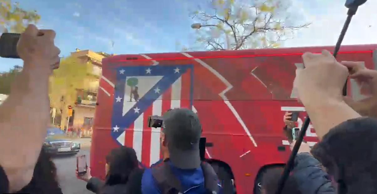 世界杯app下载-科贝：马竞大巴前往诺坎普的路上遭石块攻击，两扇车窗被砸碎